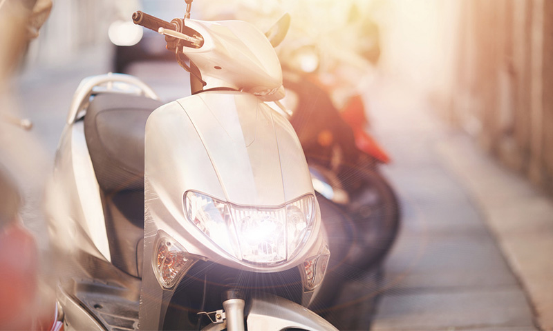 路遇電動車千萬別跟太緊，剎車燈九成會騙人，一不留神就追尾